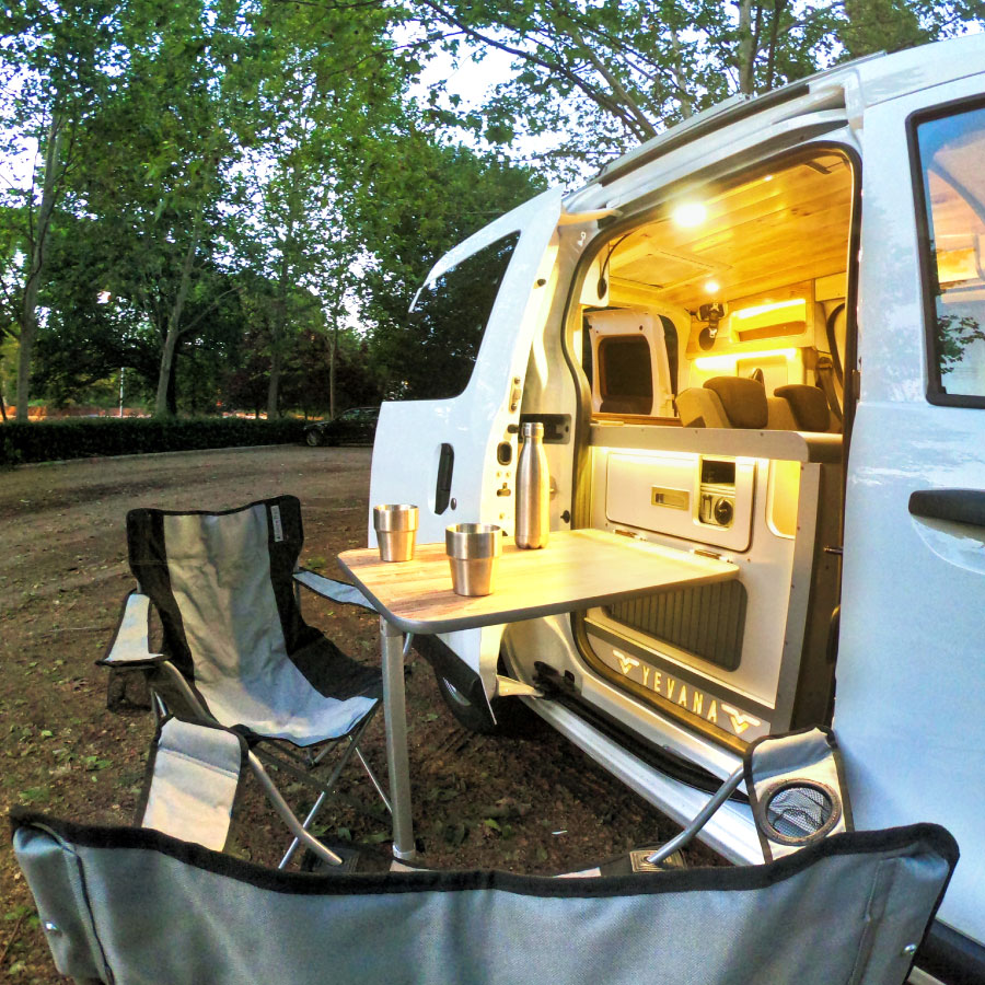 Mesa desplegada en exterior furgoneta camper yevana